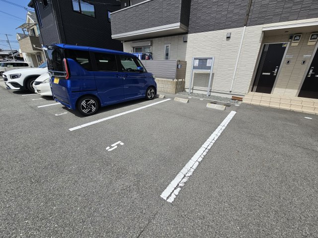 シャルムコート大久保の駐車場