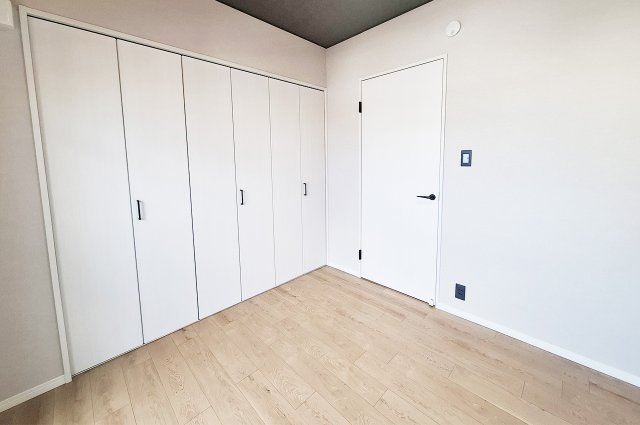 【寝室】 | 朝日プラザ松原II | 洋室1：クロスやフローリングを貼替えるなどリフォーム済み。