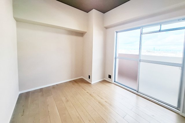 【洋室】 | 朝日プラザ松原II | 洋室1：バルコニーへ出入り可能です。