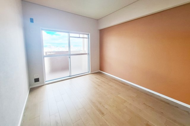 【内装】 | 朝日プラザ松原II | 洋室2：和室を洋室にリノベーションしました。バルコニーに面した開放的な空間です。