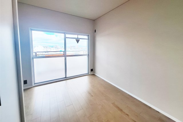 【洋室】 | 朝日プラザ松原II | 洋室3：バルコニーへ出入り可能です。