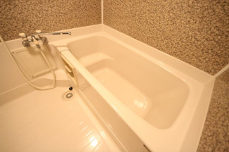 【浴室】 | 琵琶湖アーバンリゾート2番館 | 腰掛のあるゆったりした浴槽