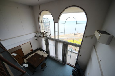 【居間・リビング】 | 琵琶湖アーバンリゾート2番館 | 吹抜上部から見下ろすリビング