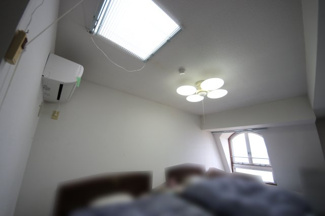 【洋室】 | 琵琶湖アーバンリゾート2番館 | 上階、約10.2帖の洋室、天窓付き