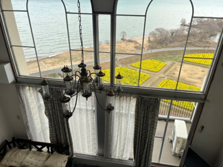 【展望】 | 琵琶湖アーバンリゾート2番館 | 二階洋室からリビングの窓越しの眺望