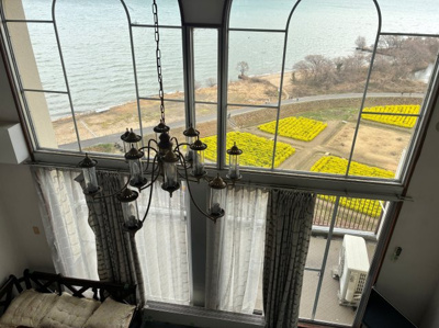 【展望】 | 琵琶湖アーバンリゾート2番館 | 二階洋室からリビングの窓越しの眺望