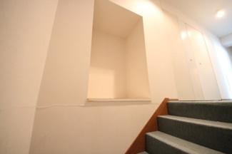 【その他】 | 琵琶湖アーバンリゾート2番館 | 階段途中の飾り棚