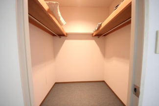 【収納】 | 琵琶湖アーバンリゾート2番館 | 10.2帖洋室にあるウォークインクロゼット