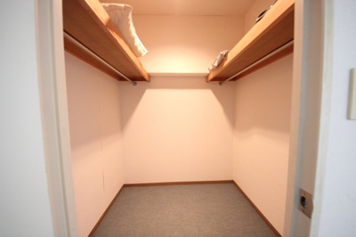 【収納】 | 琵琶湖アーバンリゾート2番館 | 10.2帖洋室にあるウォークインクロゼット