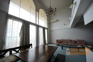 【居間・リビング】 | 琵琶湖アーバンリゾート2番館 | リビング別角度、AIによる一部家具加工済