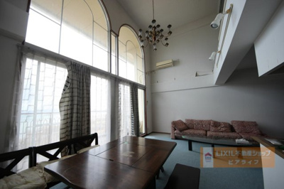 【居間・リビング】 | 琵琶湖アーバンリゾート2番館 | リビング別角度、AIによる一部家具加工済