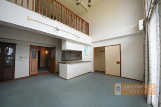 【居間・リビング】 | 琵琶湖アーバンリゾート2番館 | リビング別角度、AIによる一部家具加工済