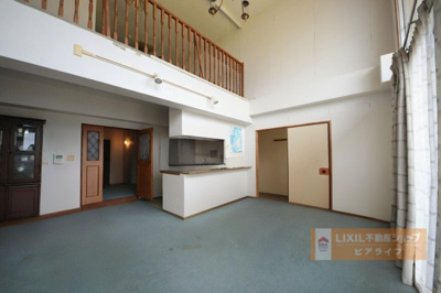 【居間・リビング】 | 琵琶湖アーバンリゾート2番館 | リビング別角度、AIによる一部家具加工済