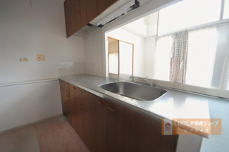 【キッチン】 | 琵琶湖アーバンリゾート2番館 | リビングを見守るキッチン、AIによる一部家具加工済