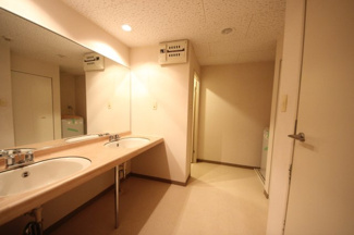 【洗面所】 | 琵琶湖アーバンリゾート2番館 | 大きな鏡で二人が同時に使える洗面