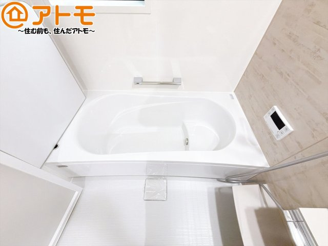 【浴室】 | 駿河区有東3丁目　新築戸建　全1棟 | お子様やお年寄りが使いやすいだけでなく、半身浴にも便利なベンチタイプの湯舟です。お湯の節約にも！