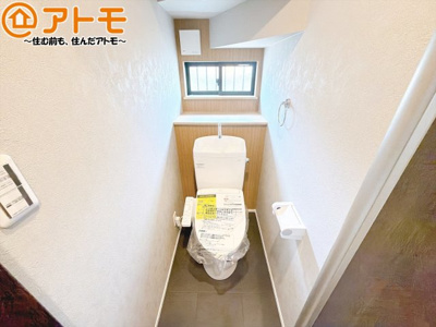【トイレ】 | 駿河区有東3丁目　新築戸建　全1棟 | 窓もあって換気もしっかりできる清潔感のあるトイレです♪