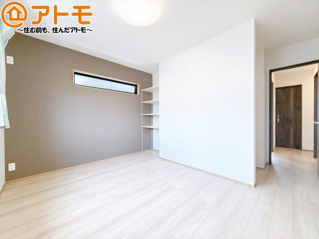 【寝室】 | 駿河区有東3丁目　新築戸建　全1棟 | アクセントクロスが印象的なお部屋です。お気に入りの家具に囲まれてゆったり過ごしたいですね♪