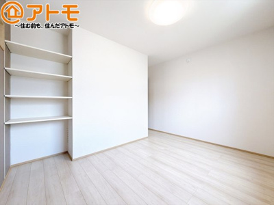 【寝室】 | 駿河区有東3丁目　新築戸建　全1棟 | 収納スペースもしっかり確保したお部屋は、収納家具の数も減らせるのでお部屋を広く使えます！
