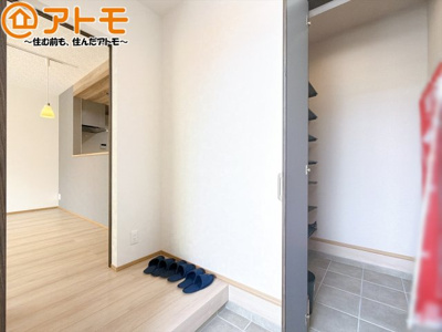 【玄関】 | 駿河区有東3丁目　新築戸建　全1棟 | 玄関は収納付きで使い勝手良好♪見た目もすっきり♪