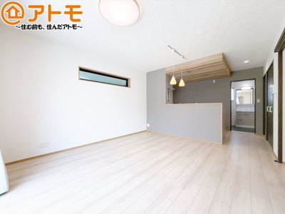 【居間・リビング】 | 駿河区有東3丁目　新築戸建　全1棟 | 家族団らんのイメージは、リビングを思い浮かべませんか？リビングこそ広々としたお部屋が良いですね♪