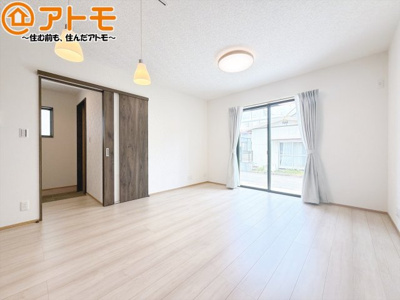 【居間・リビング】 | 駿河区有東3丁目　新築戸建　全1棟 | 日当たりのよいリビングは、一年を通してぽかぽかとしています。家族が自然と集まる空間になりそうですね♪