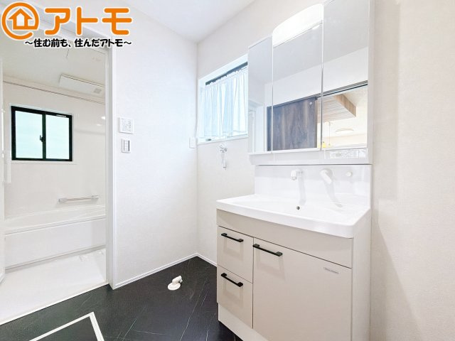 【独立洗面台】 | 駿河区有東3丁目　新築戸建　全1棟 | 壁付け水栓の洗面台は水垢がたまりにくく、お掃除がしやすいですね♪