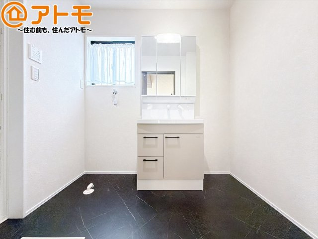 【独立洗面台】 | 駿河区有東3丁目　新築戸建　全1棟 | 三面鏡の中は収納になっているため、スッキリとした洗面台を保つことができます♪