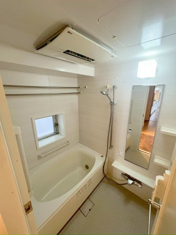 アトラス本郷赤門前の浴室|窓付きバス　安全バー付　
