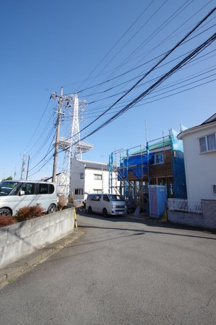 【前面道路含む現地写真】 | 【仲介手数料無料！！】八王子市めじろ台2丁目　新築戸建て（全2棟）A号棟　4480万円 | 令和８年２月２８日撮影　建築中