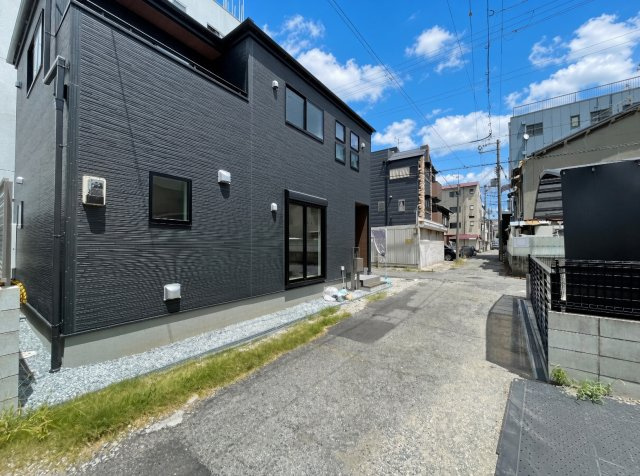 12日(土)13日(日)現地ご見学可能！　尼崎市南初島町　限定1邸の前面道路含む現地写真|周辺は閑静な住宅街！前面道路広々で車の出し入れも便利です。駐車が苦手な方でも安心して車庫入れできます！