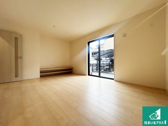 12日(土)13日(日)現地ご見学可能！　尼崎市南初島町　限定1邸の居間・リビング|日当たり良好の明るいリビングで朝の目覚めもスッキリできそう！対面キッチンでご家族のコミュニケーションも自然と増える設計！小さなお子様が遊ぶスペースを作っても広々とくつろげるLDK！