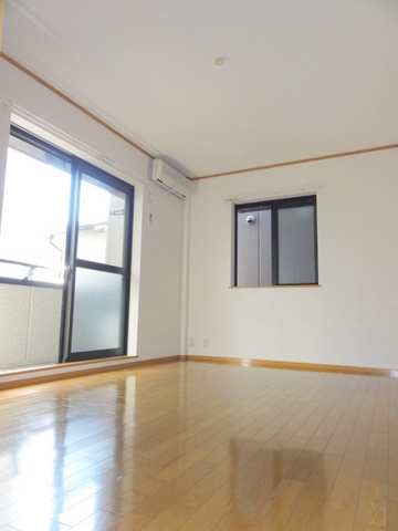 メゾンクレールの居間・リビング|角部屋2面採光です！