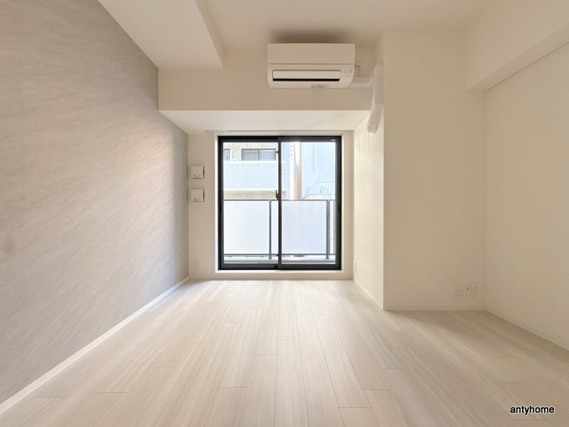 コンフォリア・リヴ博労町一丁目Q　仲介手数料無料の居間・リビング