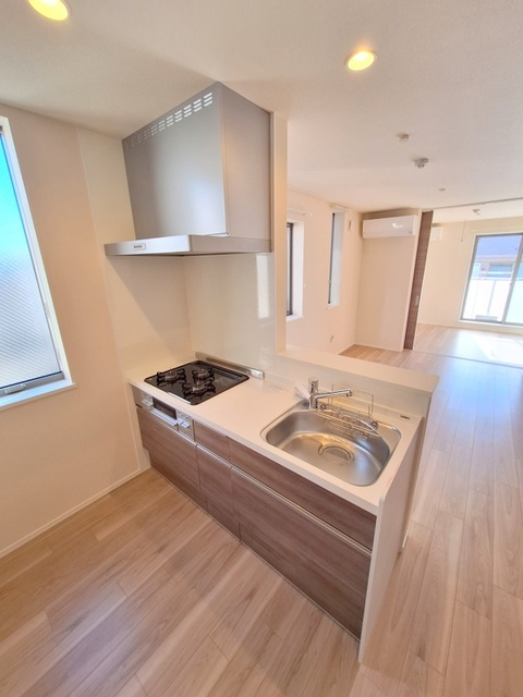 グランキ大森ガーデンのキッチン|ガス3口グリル付きシステムキッチン