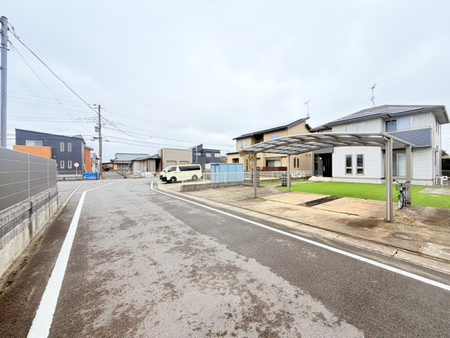 【太陽光付きオール電化】神栖市大野原中古物件【長期優良住宅】の前面道路含む現地写真