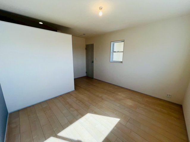 【Livele Garden】　小山市中久喜　第１　全5邸の洋室|〇２号棟　洋室　8.5帖〇
南面に面していますので朝も気持ちよく日差しがふりそそぎます♪
2026年2月撮影