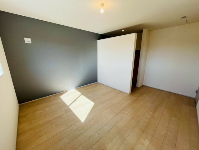 【Livele Garden】　小山市中久喜　第１　全5邸の洋室|〇２号棟　洋室　8.5帖〇
アクセントクロスがお洒落な主寝室。ウォークインクローゼット付きで大切なお洋服もしっかり収納できます♪
2026年2月撮影