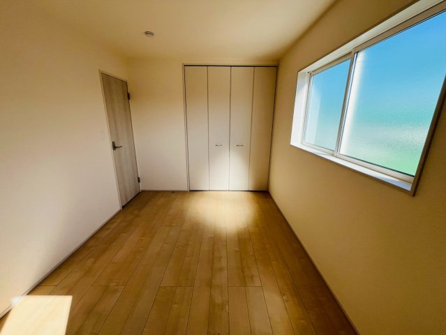 【Livele Garden】　小山市中久喜　第１　全5邸の洋室|〇２号棟　洋室　6.75帖〇
日差しが注ぎ、心地よい空間です。各居室に収納付きで住みやすさにこだわっています！
2026年2月撮影