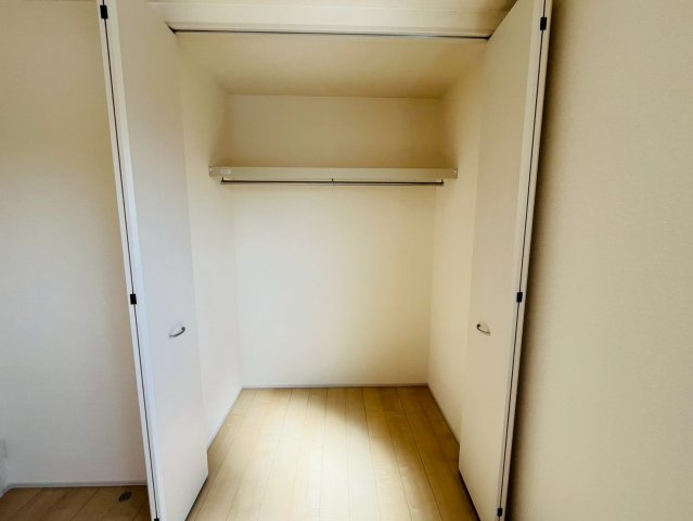 【Livele Garden】　小山市中久喜　第１　全5邸の収納|〇２号棟　クローゼット〇
クローゼットにはパイプハンガーが付いているので、お子様でも上手に収納することができます♪
2026年2月撮影