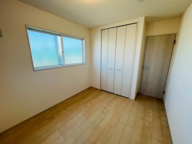 【Livele Garden】　小山市中久喜　第１　全5邸の洋室|〇２号棟　洋室　5.34帖〇
各居室に収納がございますので最大限お部屋を広く使うことができます♪
2026年2月撮影