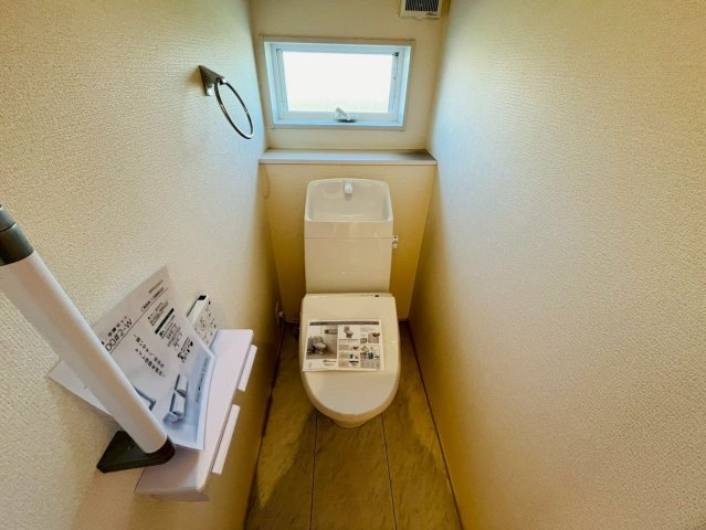 【Livele Garden】　小山市中久喜　第１　全5邸のトイレ|〇２号棟　トイレ〇
うれしい手すり＆タオル掛け付き！ご家族様が多いご家庭の方も安心の1.2階トイレ完備です♪
2026年2月撮影