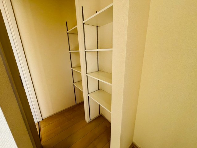 【Livele Garden】　小山市中久喜　第１　全5邸の収納|〇２号棟　玄関〇
可動棚付きのシューズクローゼット♪コートや鞄を置いておくこともできます（＾＾）外からの汚れを持ち込まない工夫がされています！
2026年2月撮影