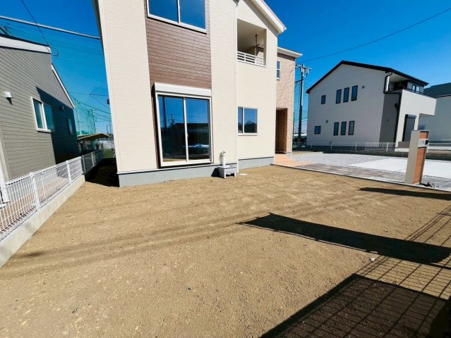 【Livele Garden】　小山市中久喜　第１　全5邸の庭|〇２号棟　庭〇
陽当たりの良い広いお庭！お子様の靴を洗う時や、ガーデニングの際に大活躍の立水栓付き♪
2026年2月撮影