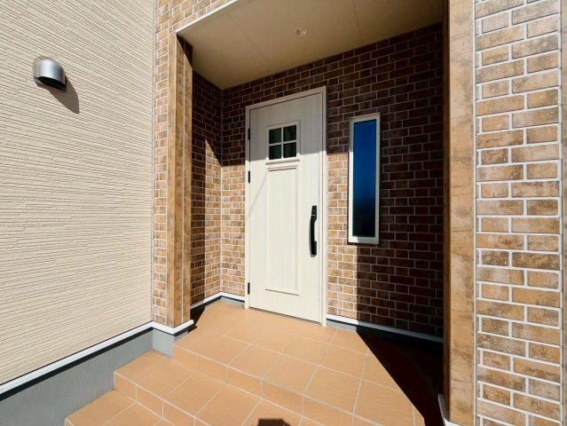 【Livele Garden】　小山市中久喜　第１　全5邸の玄関|〇２号棟　玄関〇
レンガ調に白い扉が映える玄関♪
2026年2月撮影