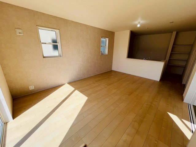 【Livele Garden】　小山市中久喜　第１　全5邸の居間・リビング|〇２号棟　リビング〇
落ち着きのある木目調のリビング。対面キッチンなので、家族との会話を楽しみながら料理を作ることができます♪
2026年2月撮影