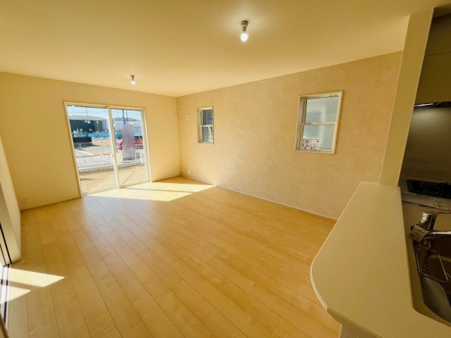 【Livele Garden】　小山市中久喜　第１　全5邸の居間・リビング|〇２号棟　リビング〇
南面に窓がございますので太陽の光を反射し、室内を明るく保つことができます（＾＾）
2026年2月撮影