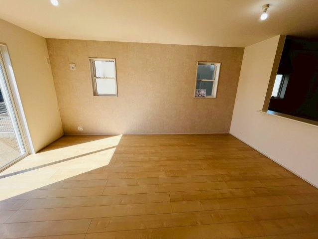 【Livele Garden】　小山市中久喜　第１　全5邸の居間・リビング|〇２号棟　リビング〇
アクセントクロスがお洒落なリビング♪
2026年2月撮影