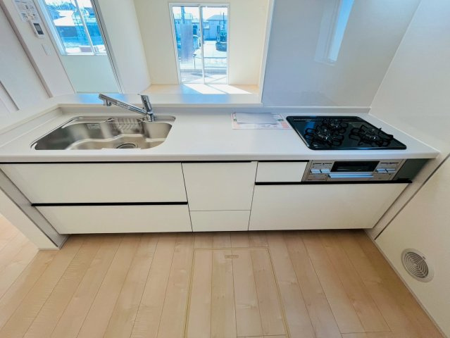 【Livele Garden】　小山市中久喜　第１　全5邸のキッチン|〇２号棟　キッチン〇
対面仕様で、料理をしながら家族と会話ができるだけでなく、明るいリビングとつながる、ゆとりと快適性を兼ね備えたキッチンです♪
2026年2月撮影