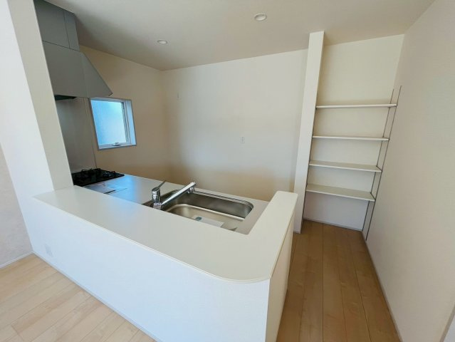 【Livele Garden】　小山市中久喜　第１　全5邸のキッチン|〇２号棟　キッチン〇
キッチン横に可動棚がございます。お気に入りの食器や保存食などを収納することができます（＾＾）
2026年2月撮影